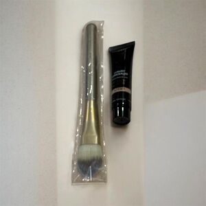 Fiera Luxury Concealer  & Foundation with Blending Brush Light 15 ml / 0.5 fl oz